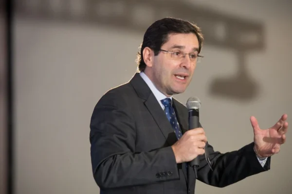 MORRE BOB FLORIANO, EX-APRESENTADOR DA RECORD E VOZ MARCANTE DAS CASAS BAHIA